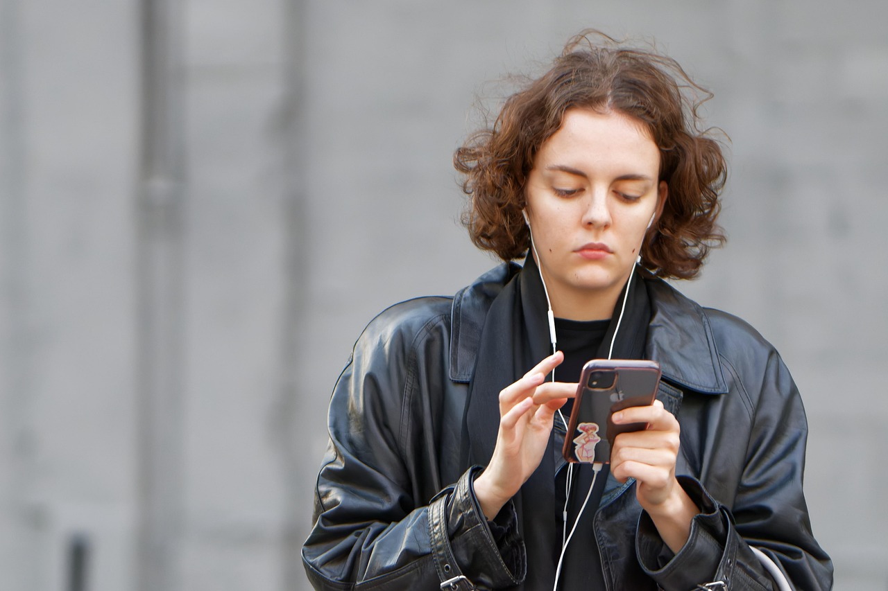 音楽を聴いている女性