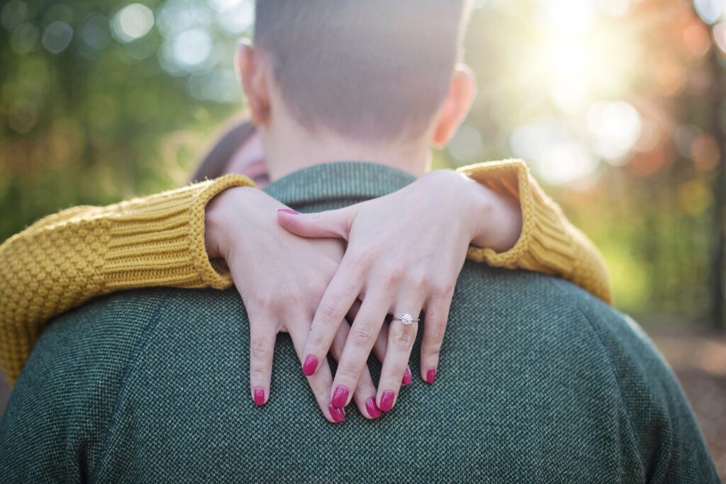 カップルが抱き合う写真