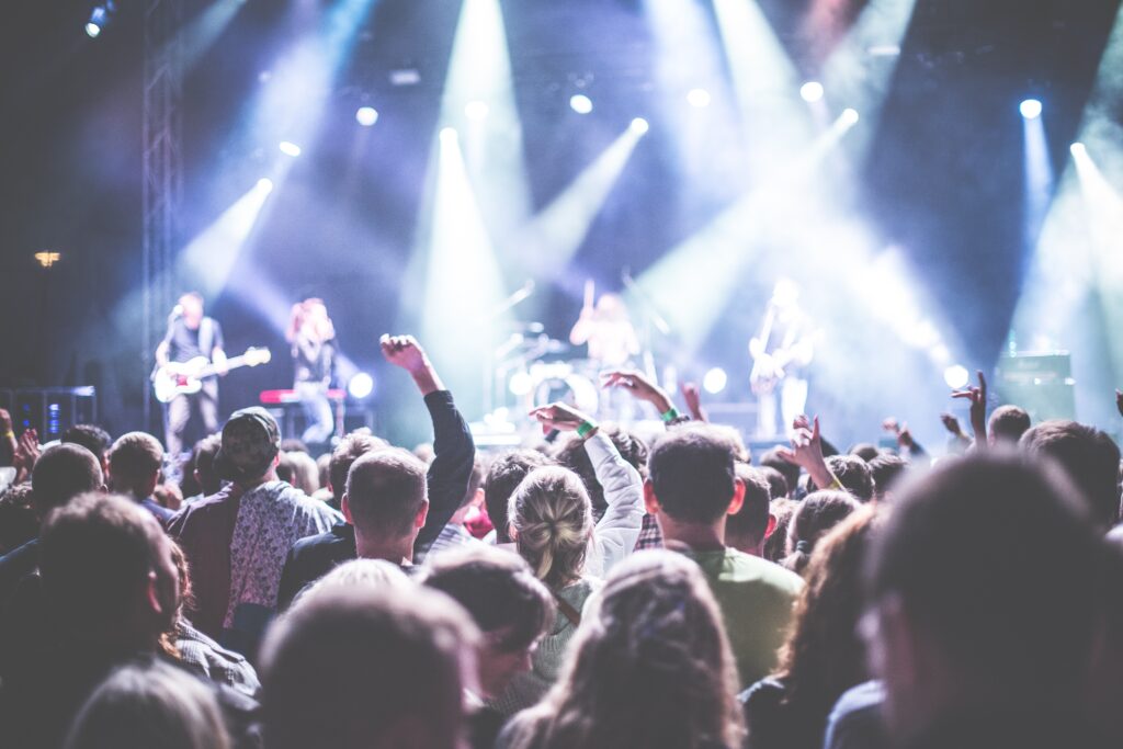 ロックライブの観客写真